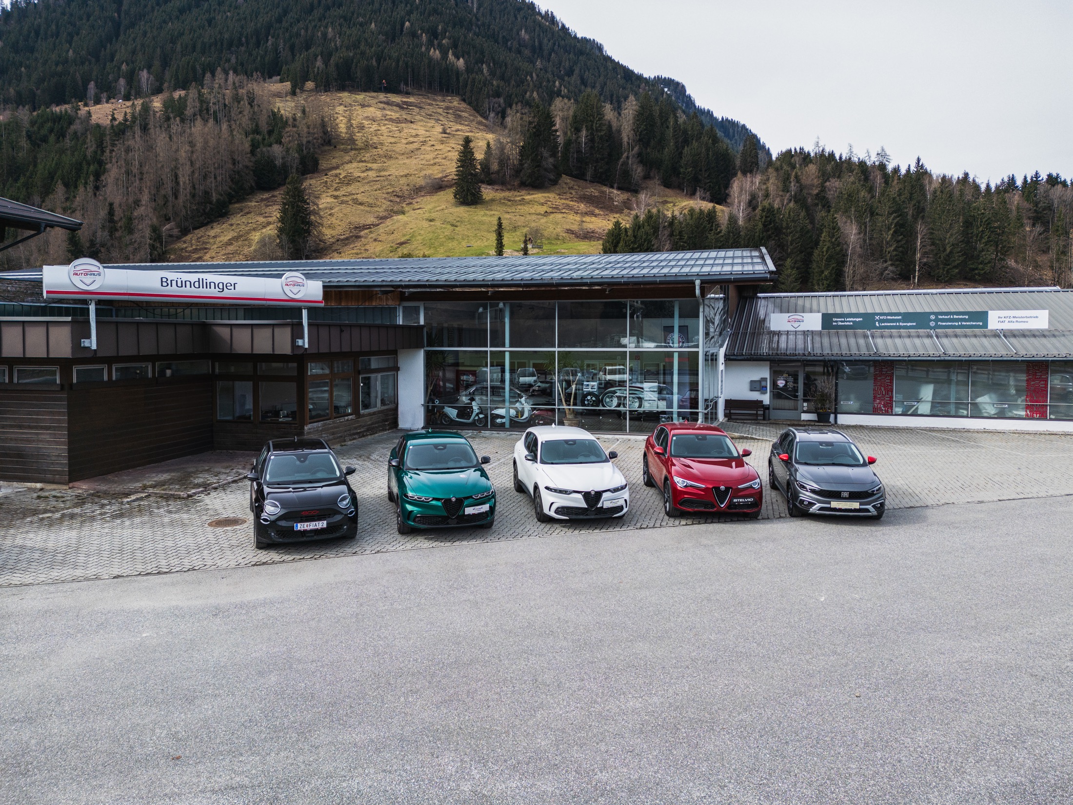 Außenansicht des Autohauses Bründlinger mit Fahrzeugen vor dem Schauraum