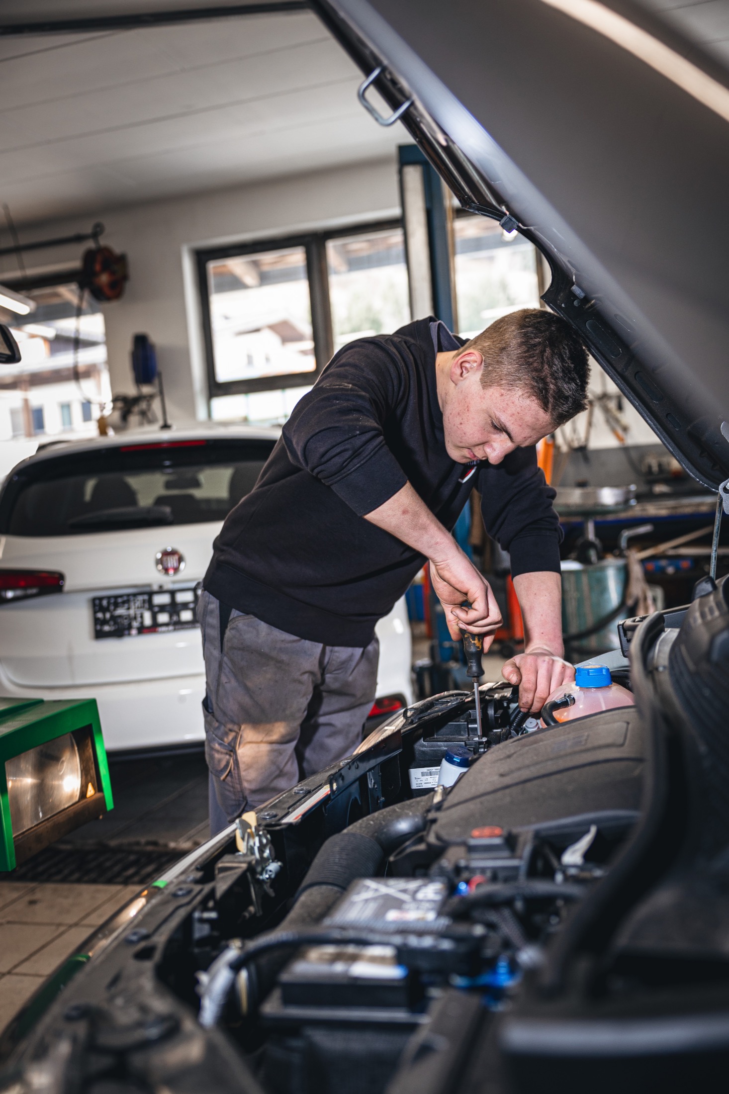 Ruhige Werkstattszene mit Kundenbezug und persönlicher Betreuung