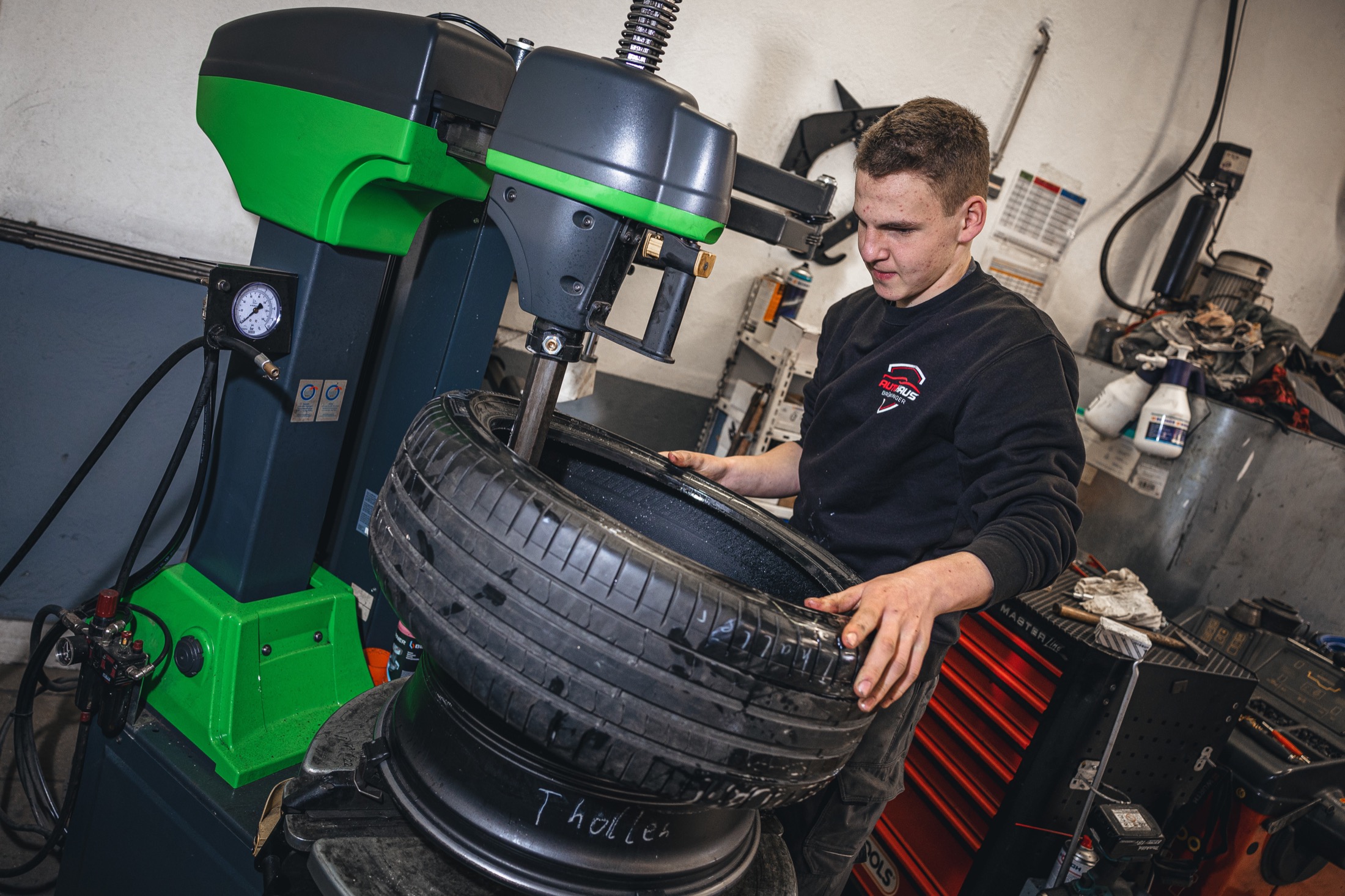 Reifenservice mit moderner Montiermaschine in der Werkstatt