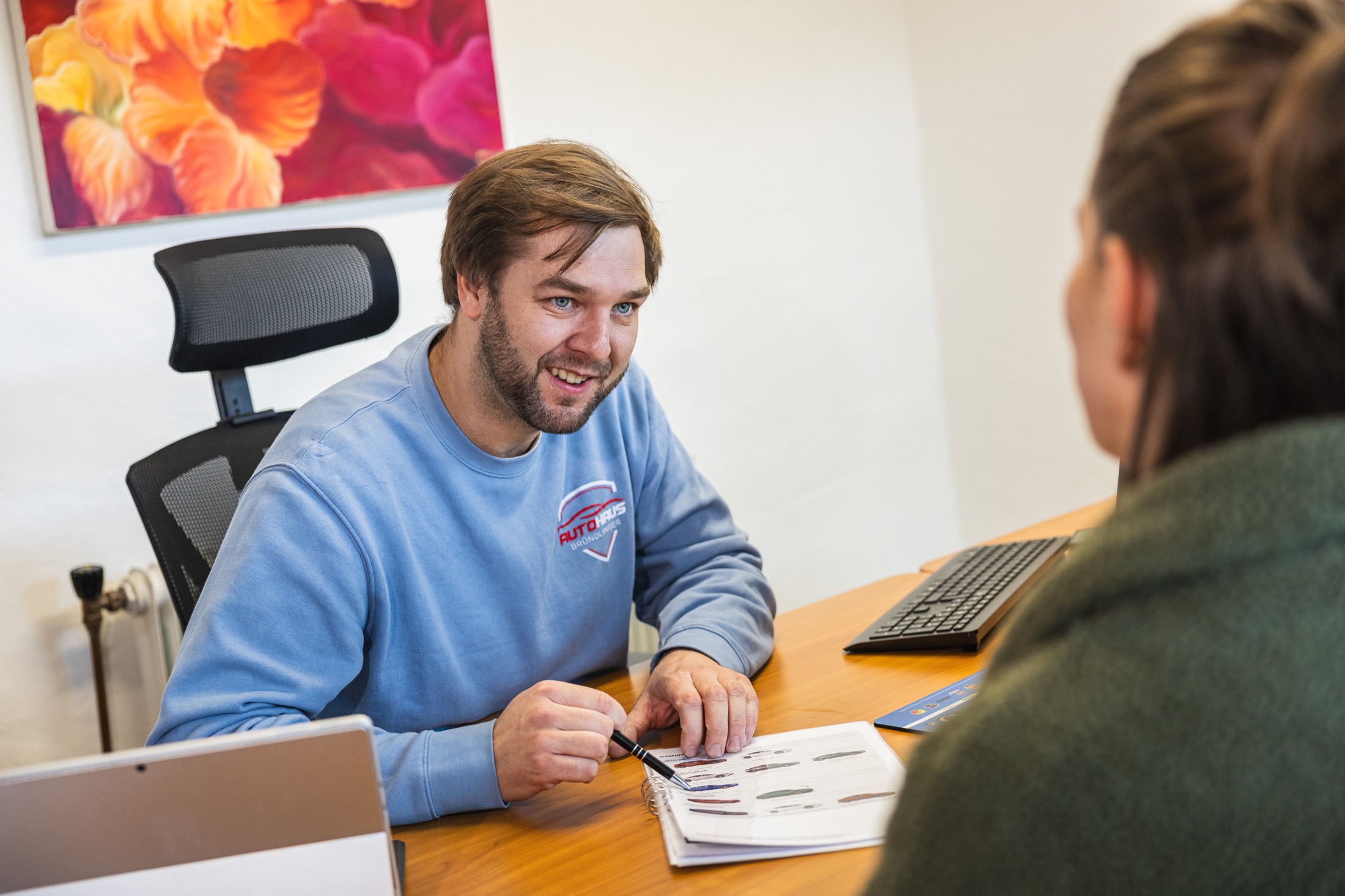 Laptop- und Besprechungssituation für transparente Servicevertrags-Modelle