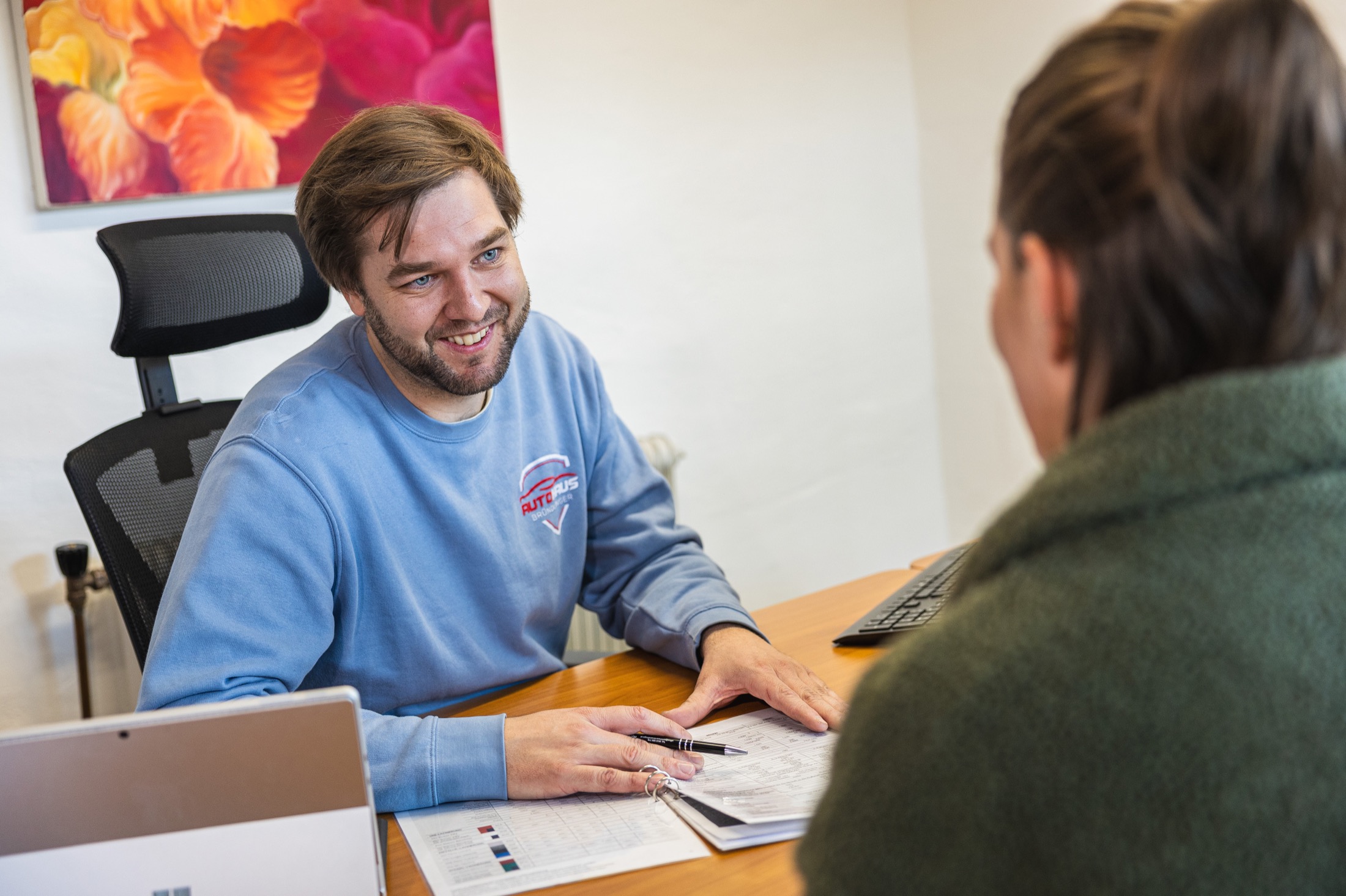 Beratungsgespräch im Autohaus Bründlinger mit persönlicher Betreuung am Schreibtisch
